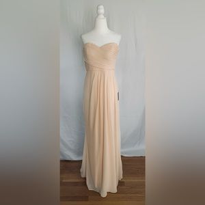 NWT Lulu’s Bridesmaid Gown. Peach, Strapless, Flowy, Lined and Pleated. Size M